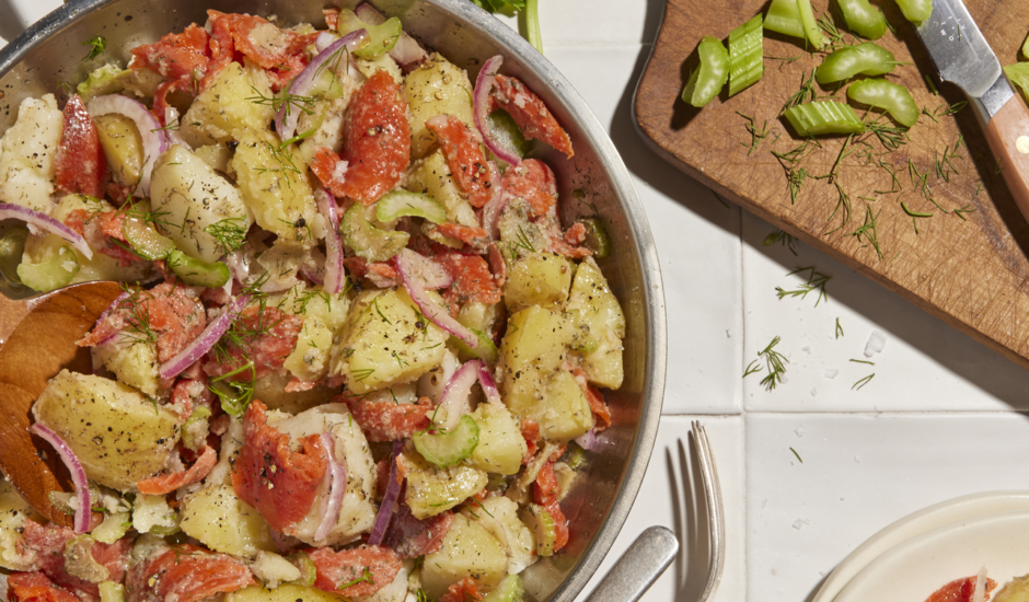 Этот быстрый и легкий картофельный салат с копченой неркой — идеальное летнее блюдо.