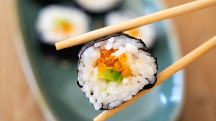 Маки-суши с красной икрой