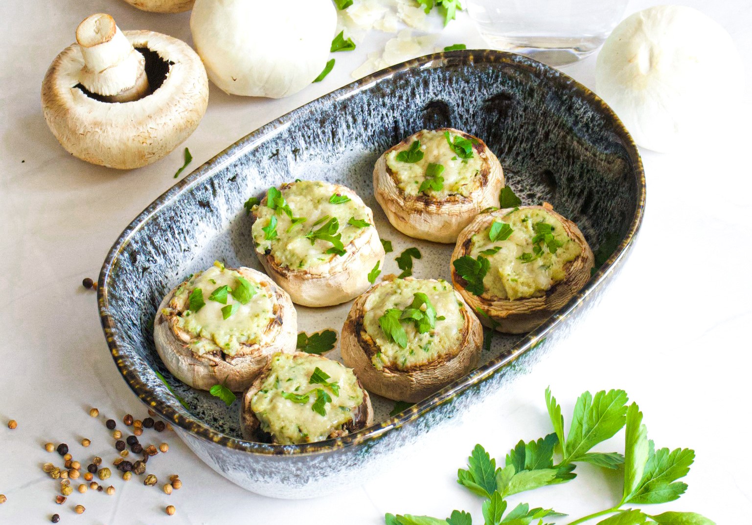 Фаршированные шампиньоны с сыром и рыбой