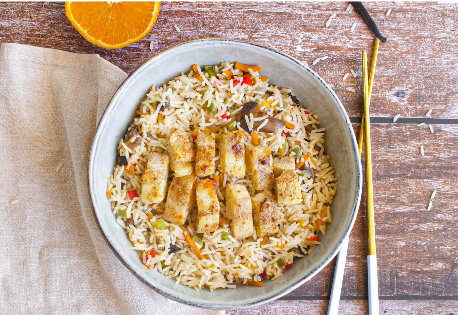 Горячее блюдо с запеченным минтаем, овощами и рисом. Полезно и вкусно.