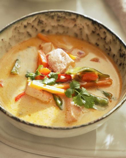 КОКОСОВЫЙ СУП С ЛОСОСЕМ И ОВОЩАМИ
