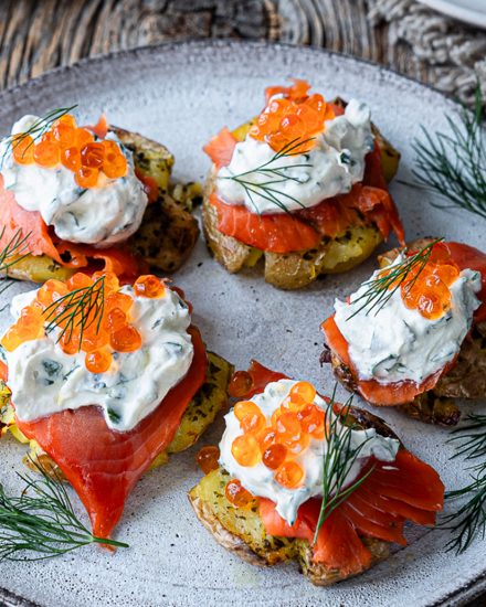 ХРУСТЯЩИЙ КАРТОФЕЛЬ С ИКРОЙ И ЛОСОСЕМ