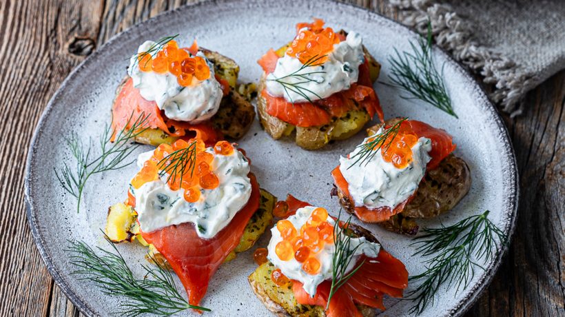 ХРУСТЯЩИЙ КАРТОФЕЛЬ С ИКРОЙ И ЛОСОСЕМ