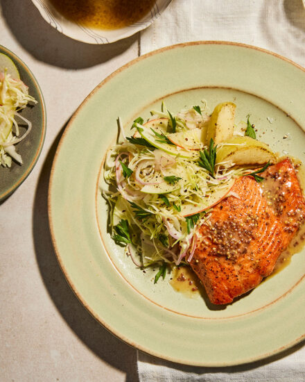 НЕРКА С ЯБЛОКАМИ И ГОРЧИЧНЫМ СОУСОМ